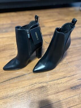 NWT Forever 21 Black Pointed Toe Block Heel Ankle Boots